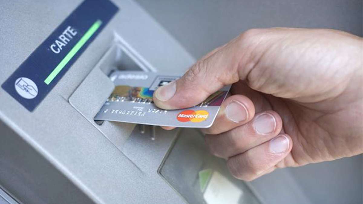 Autocollant carte bancaire : pourquoi cette astuce de sécurité séduit les experts