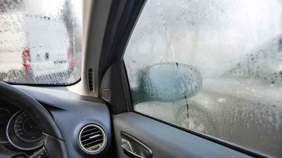 Désembuer vitres voiture : comment éviter la climatisation et garder une bonne visibilité