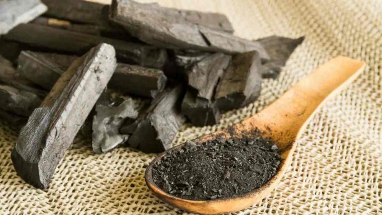 Nettoyer cabine douche charbon : la poudre noire qui redonne de l’éclat au verre